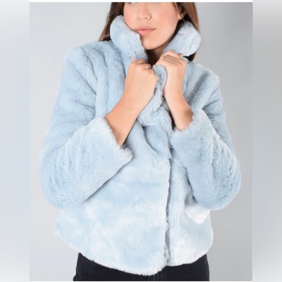 COPY - Baby Blue Faux Fur Coat,Size M ,Lined,Hook & Eye Closures,Excellent Cond - Picture 3 of 7